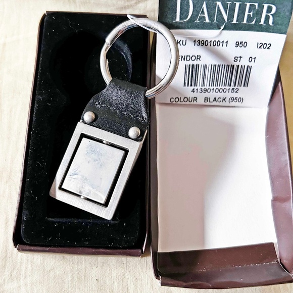 KEY FOB, SILVER TONE OR STERLING SILVER WITH LEATHER, by DANIER LEATHER, ROTATIN - Picture 2 of 3